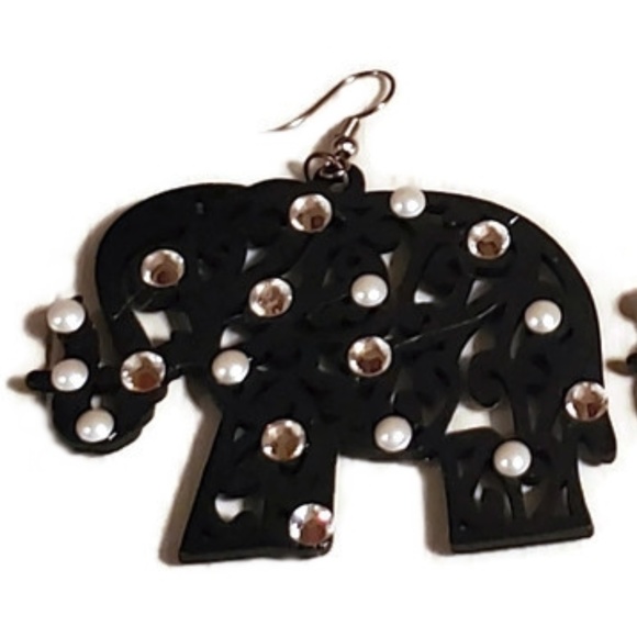 Black Elephant Pearls & Swarovski Crystals Earring - Picture 2 of 3